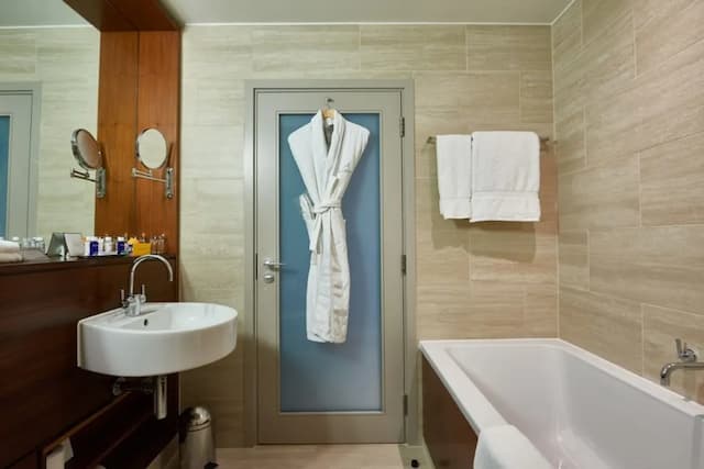 Apex City of London Hotel-Deluxe Room, 1 King Bed (with Balcony)-4