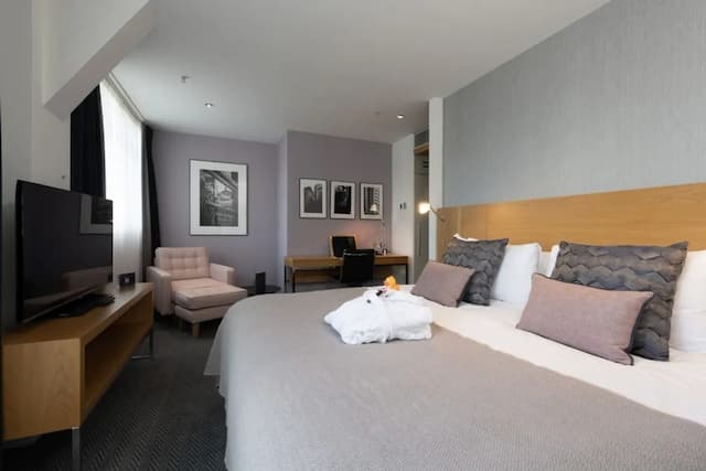 Apex City of London Hotel-Deluxe Room, 1 King Bed (with Balcony)-2