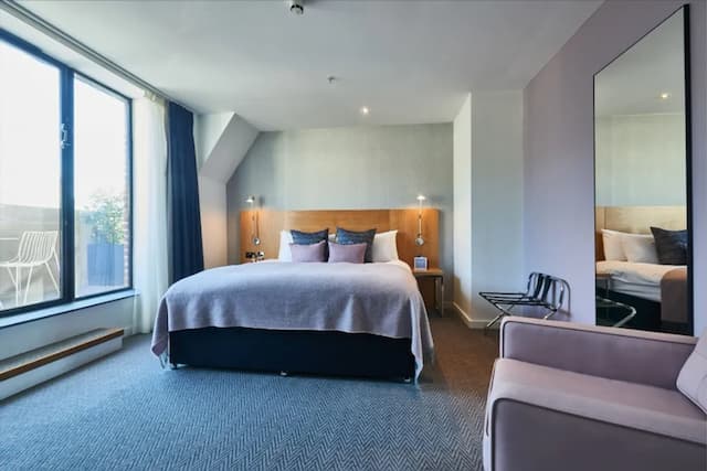 Apex City of London Hotel-Deluxe Room, 1 King Bed (with Balcony)-3