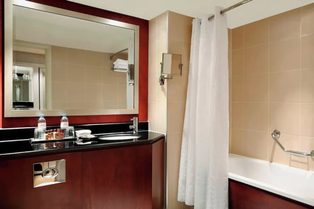 Sheraton Skyline Hotel London Heathrow-Club Room, Club lounge access, Guest room, 1 Queen-5