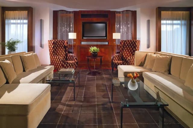 Sheraton Skyline Hotel London Heathrow-Club Room, Club lounge access, Guest room, 1 Queen-7