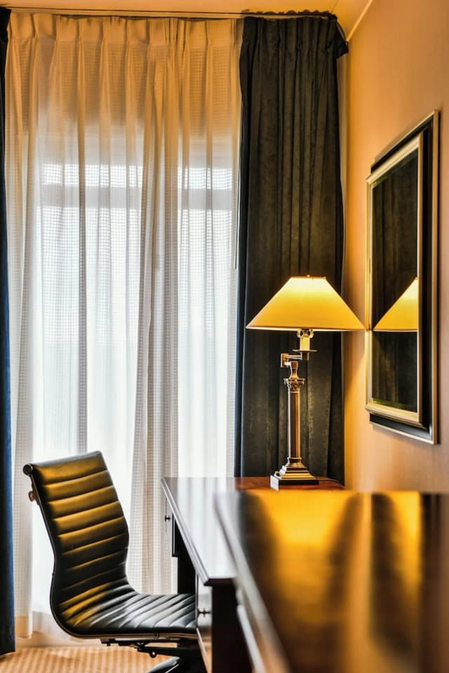 Sheraton Skyline Hotel London Heathrow-Deluxe Room, 1 Double Bed-5