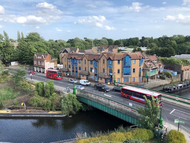 布倫特福德拉克假日飯店 - IHG 旗下飯店-尊榮客房, 1 張特大雙人床, 陽台 (Canal View)-7