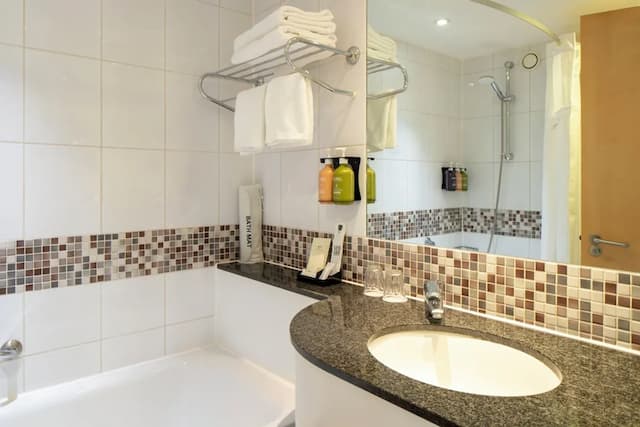 布倫特福德拉克假日飯店 - IHG 旗下飯店-尊榮客房, 1 張特大雙人床, 陽台 (Canal View)-38