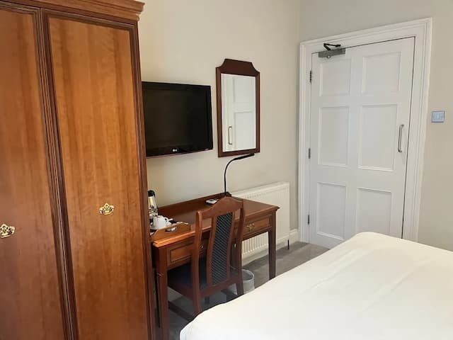 Staunton Hotel-Standard Single Room, Ensuite (Lower Ground Floor)-3