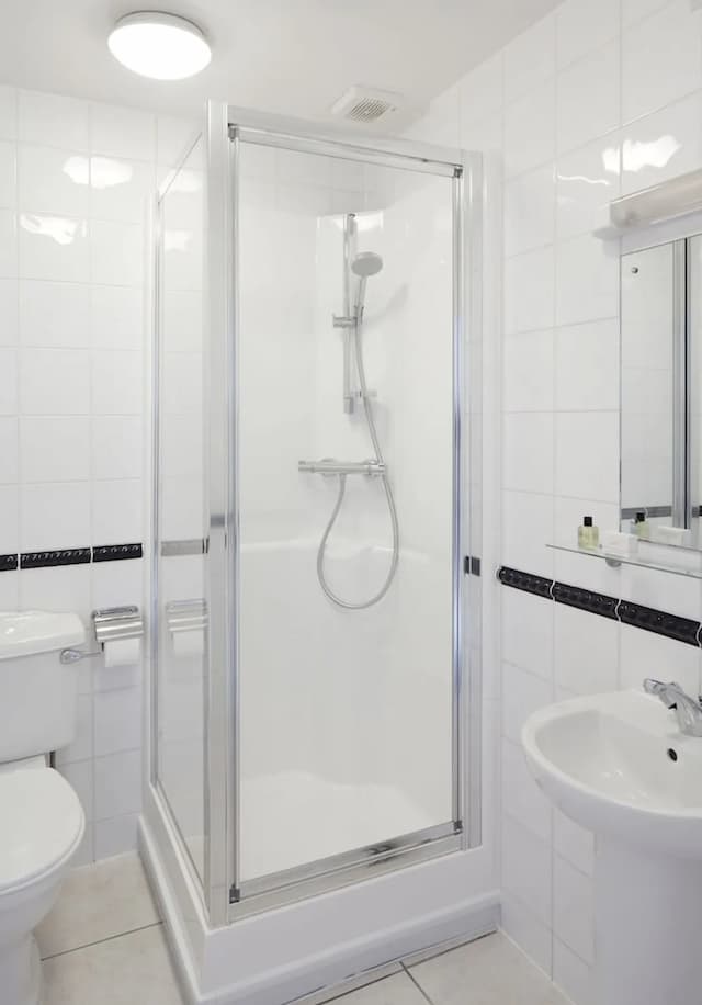 Euro Hotel-Triple Room, Ensuite-8