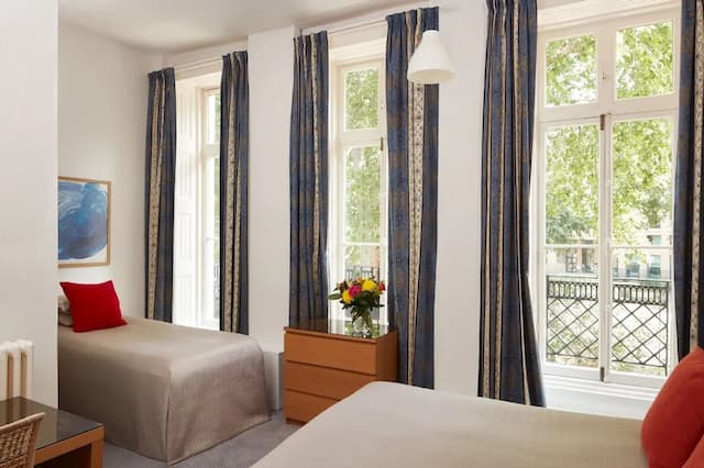 Euro Hotel-Triple Room, Ensuite-6