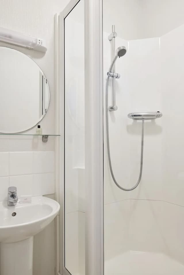 Euro Hotel-Superior Quadruple Room, Ensuite-9