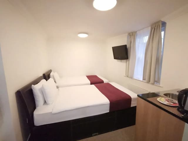 The Royale Chulan Hyde Park-Standard Twin Room (Basement or Ground Floor)-6