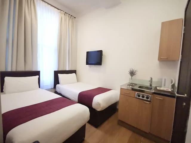 The Royale Chulan Hyde Park-Standard Twin Room (Basement or Ground Floor)-9