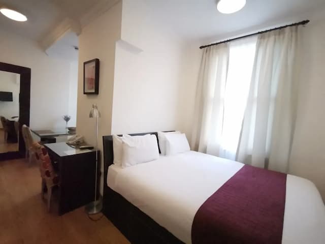 The Royale Chulan Hyde Park-Luxury Room-10