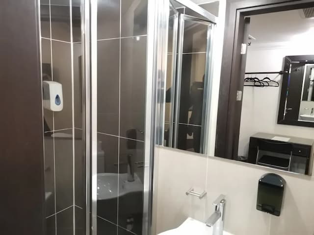 The Royale Chulan Hyde Park-Economy Double Room (Basement or Ground Floor)-25