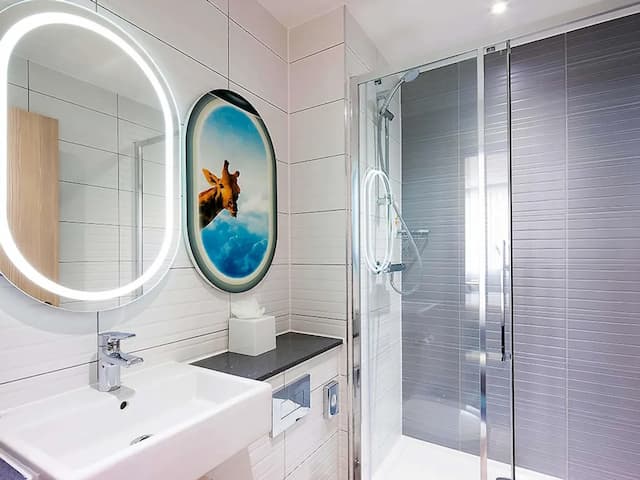 宜必思尚品倫敦希斯洛飯店-家庭雙人房, 1 張標準雙人床和 1 張沙發床-1