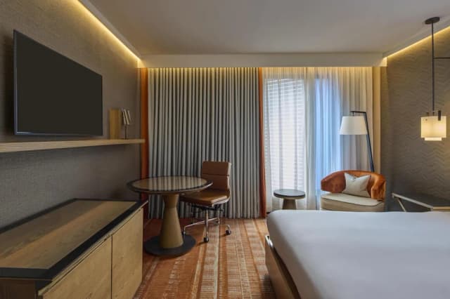 Hilton London Tower Bridge-Deluxe King room (Plus)-4