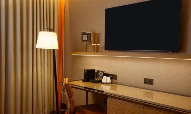 Hilton London Tower Bridge-Deluxe King room (Plus)-5