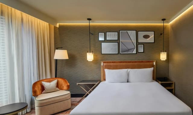 Hilton London Tower Bridge-Deluxe Room-2