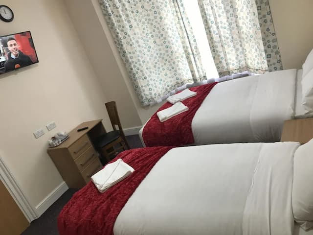 ウッドランズ ロッジ イルフォード-トリプルルーム エンスイート-2