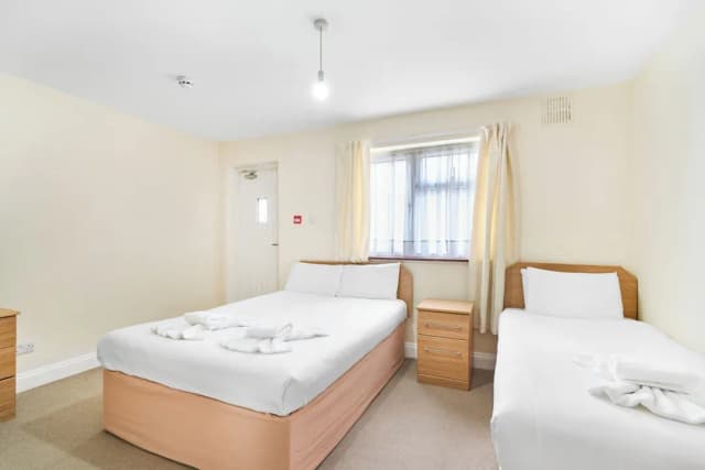 Woodlands Lodge Ilford-Triple Room, Ensuite-7