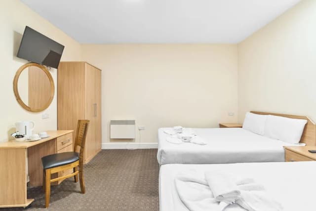 Woodlands Lodge Ilford-Triple Room, Ensuite-6