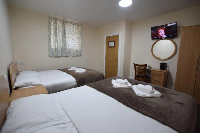Woodlands Lodge Ilford-Basic Twin Room-4