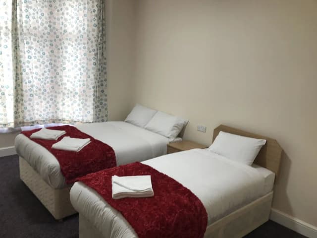 Woodlands Lodge Ilford-Basic Twin Room-1
