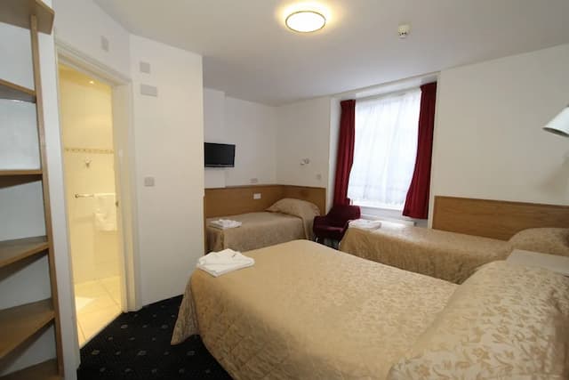 The Ridgemount Hotel-Quadruple Room, Ensuite-1