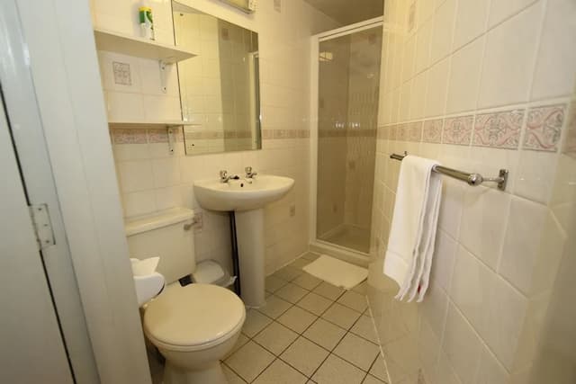 The Ridgemount Hotel-Quadruple Room, Ensuite-4