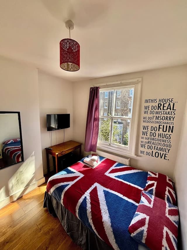 Saint James Backpackers-Standard Double Room, Ensuite-1