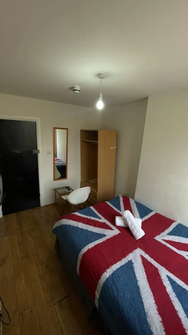 Saint James Backpackers-Standard Double Room, Shared Bathroom-1