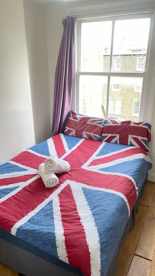 Saint James Backpackers-Standard Double Room, Shared Bathroom-4