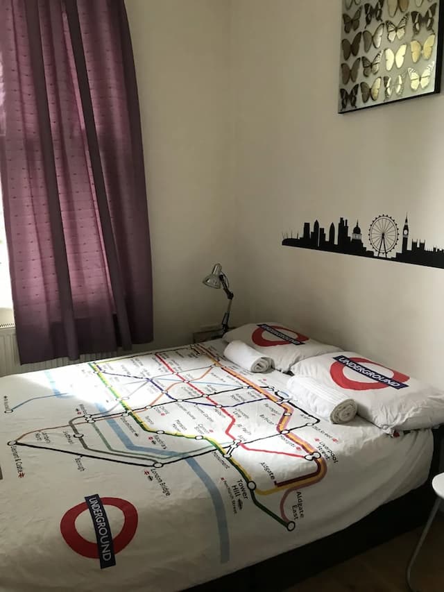 Saint James Backpackers-Standard Double Room, Shared Bathroom-2