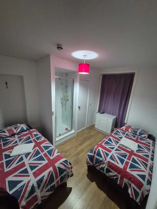 Saint James Backpackers-Standard Twin Room, Ensuite-6