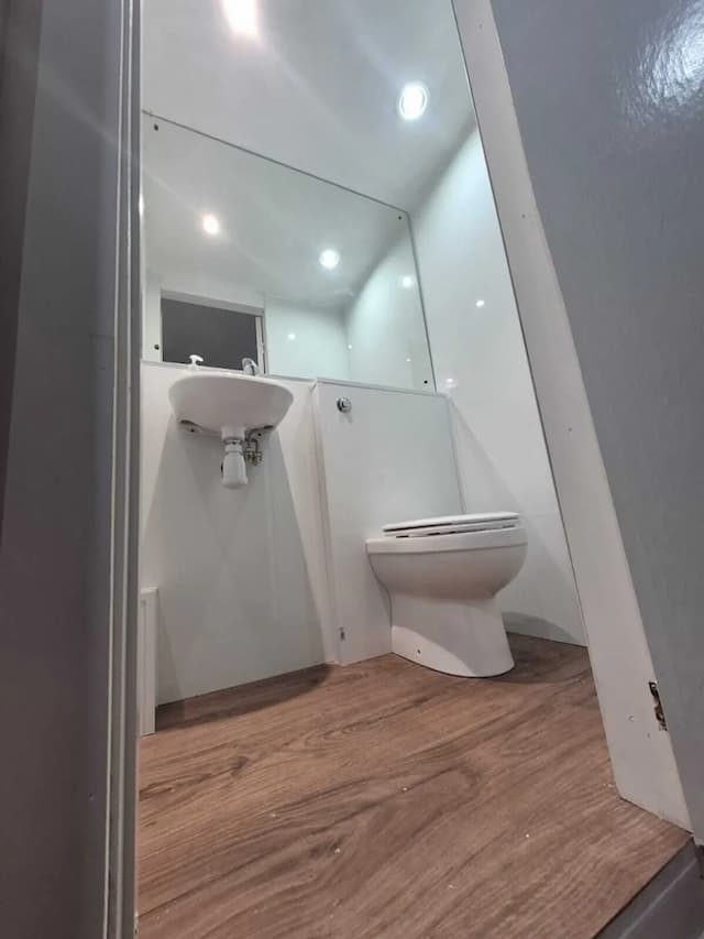 Saint James Backpackers-Standard Twin Room, Ensuite-8