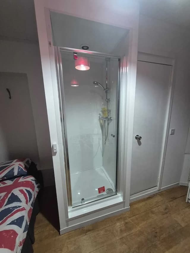 Saint James Backpackers-Standard Twin Room, Ensuite-7