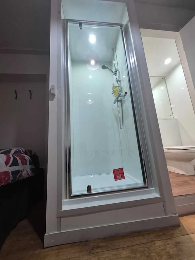 Saint James Backpackers-Standard Twin Room, Ensuite-3