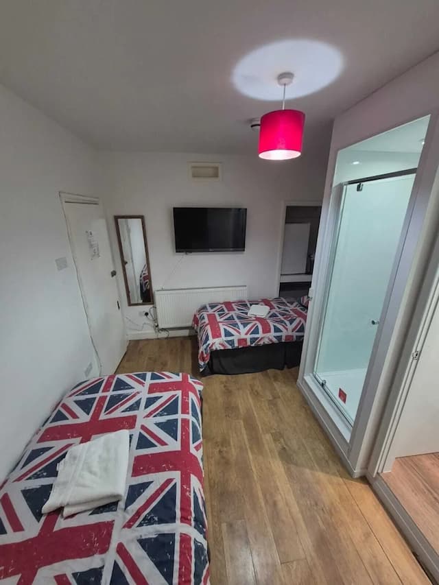 Saint James Backpackers-Standard Twin Room, Ensuite-5