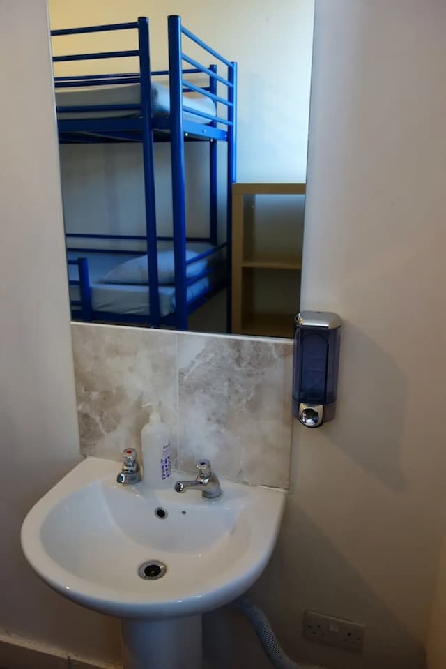 Saint James Backpackers-Triple Room, Shared Bathroom-3