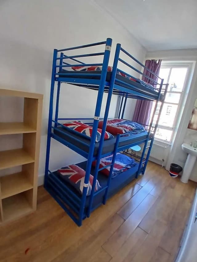 Saint James Backpackers-Triple Room, Shared Bathroom-6