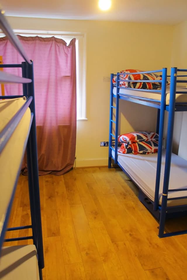 Saint James Backpackers-Single Room (Bed in 4 mixed dorm)-3