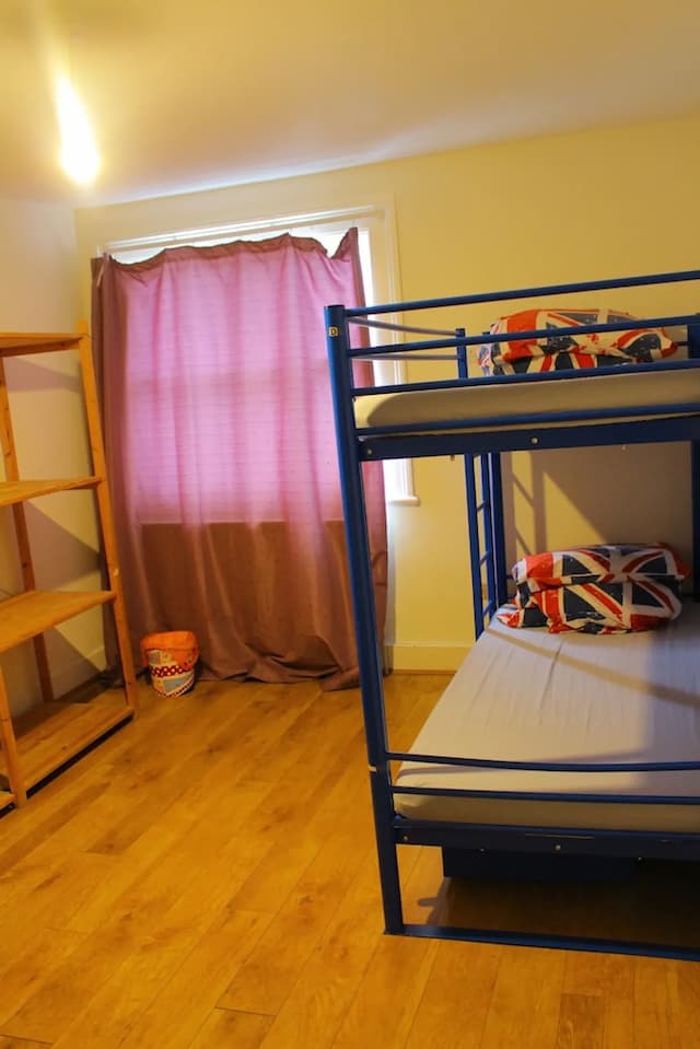 Saint James Backpackers-Single Room (Bed in 4 mixed dorm)-5