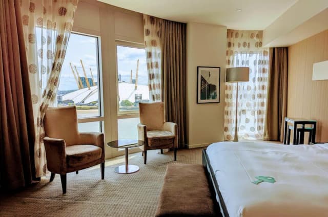 래디슨 블루 호텔, 런던 카나리 워프 이스트-프리미엄룸, 강 전망-1