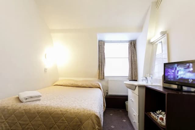 Jesmond Hotel-Standard Double Room, Shared Bathroom-1