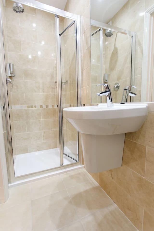 Jesmond Hotel-Triple Room, Ensuite-8