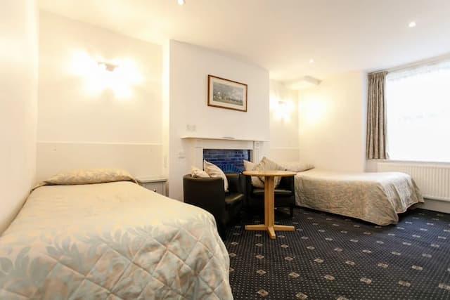 Jesmond Hotel-Triple Room, Ensuite-5