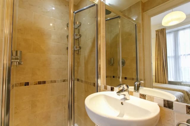 Jesmond Hotel-Triple Room, Ensuite-9