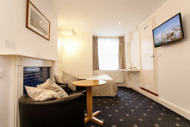 Jesmond Hotel-Triple Room, Ensuite-2