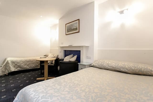 Jesmond Hotel-Triple Room, Ensuite-3