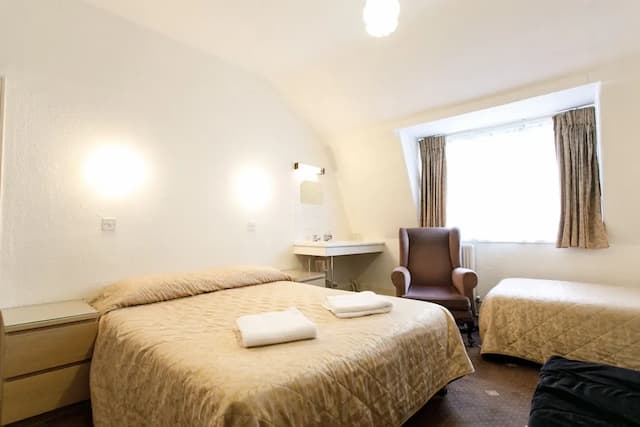 Jesmond Hotel-Standard Quadruple Room, Shared Bathroom-4