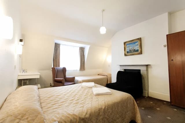 Jesmond Hotel-Standard Quadruple Room, Shared Bathroom-1