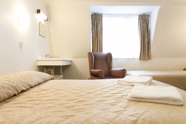 Jesmond Hotel-Standard Quadruple Room, Shared Bathroom-3